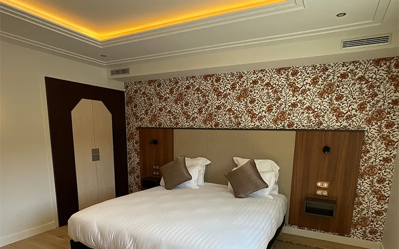 Chambre d’hôtel rénovée à Toulouse – Design raffiné, éclairage indirect et tête de lit personnalisée