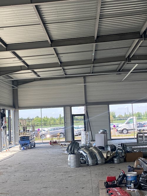 Chantier de rénovation d’un local industriel à Toulouse – installation de gaines de ventilation et aménagement intérieur