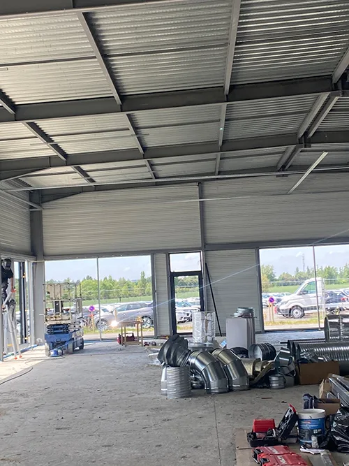 Chantier de rénovation d’un local industriel à Toulouse – installation de gaines de ventilation et aménagement intérieur