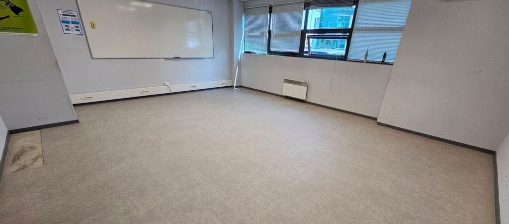 Travaux de rénovation en cours dans des bureaux professionnels à Toulouse