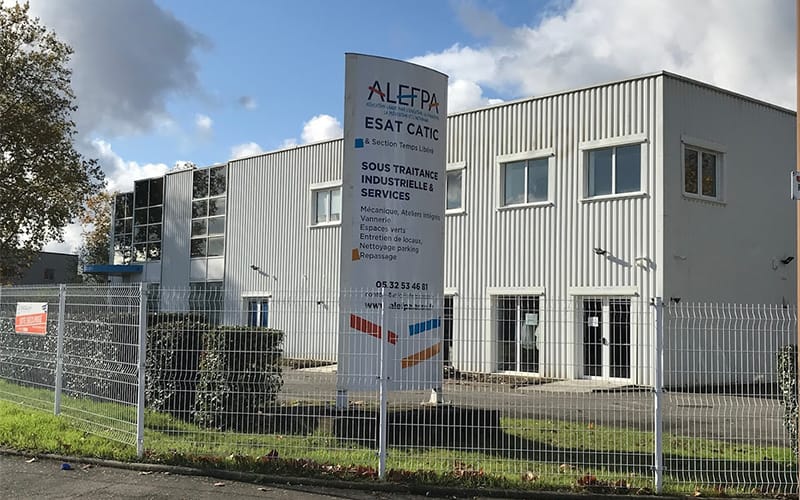 Façade rénovée d’un bâtiment industriel à Toulouse et signalétique d’entreprise