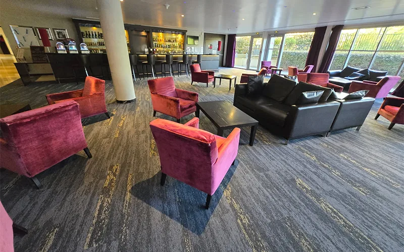 Rénovation de l’espace bar et salon d’un hôtel à Toulouse – Modernisation du mobilier et des sols