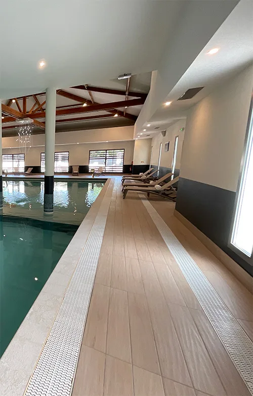 Rénovation d’une piscine intérieure d’hôtel à Toulouse avec sols antidérapants et mise aux normes ERP pour le confort et la sécurité des clients.