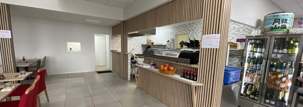 Rénovation d’un restaurant à Toulouse avec comptoir en bois sur mesure